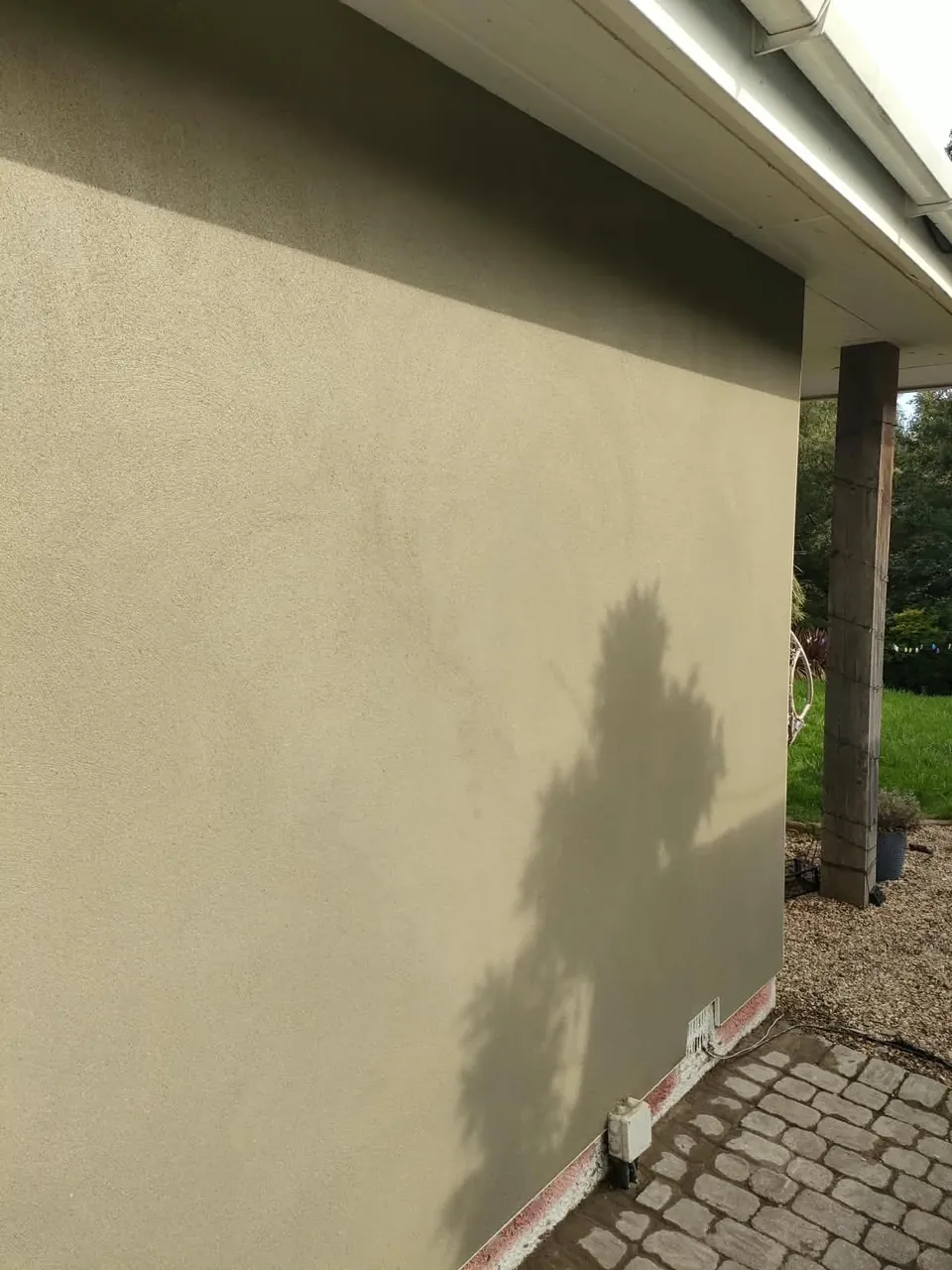 Smooth finished render on a bungalow side wall
